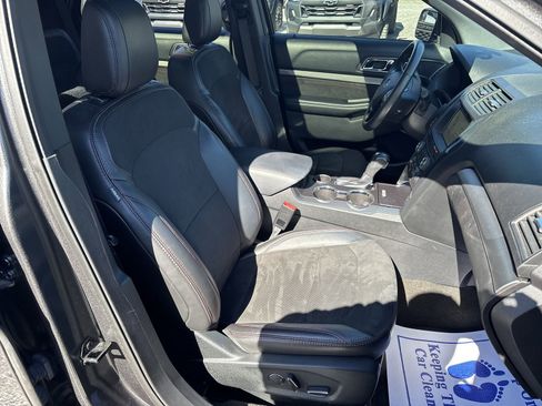 Used 2018 Ford Explorer XLT w/ Equipment Group 202A image 25