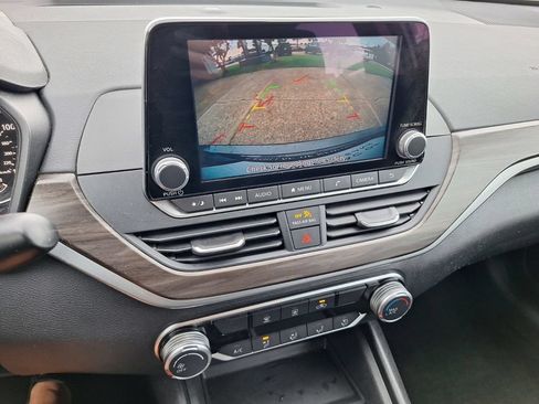 Used 2025 Nissan Altima 2.5 SV FWD image 16