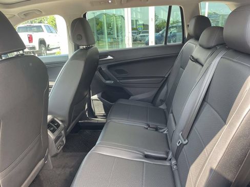 Used 2020 Volkswagen Tiguan SEL AWD/4WD image 11