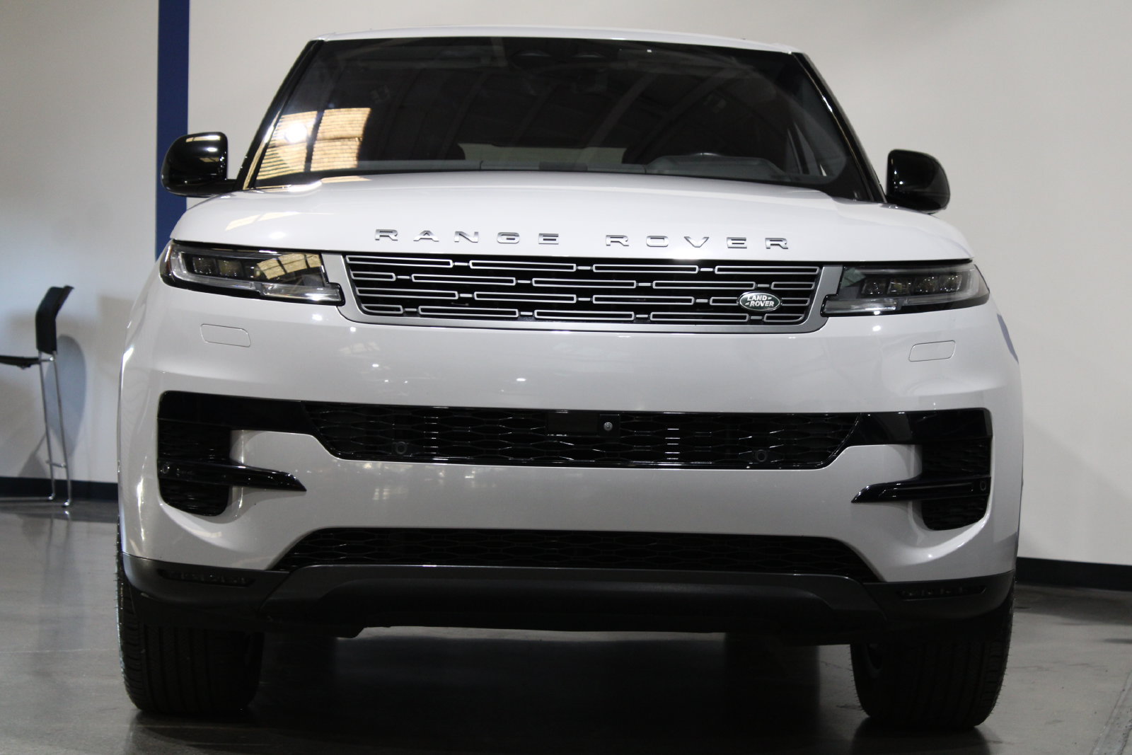 Used 2023 Land Rover Range Rover Sport SE AWD/4WD image 4