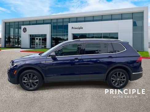Used 2023 Volkswagen Tiguan SE w/ Panoramic Sunroof Package FWD image 6