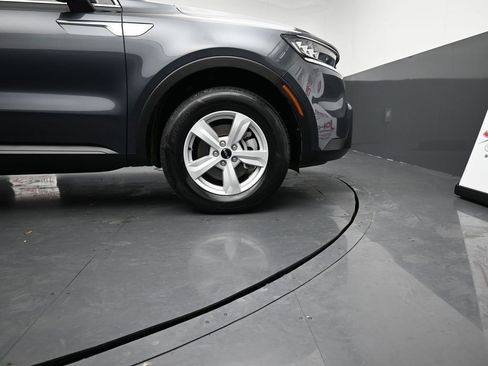 Used 2023 Kia Sorento LX image 11