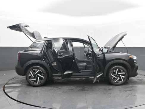 Certified 2025 Nissan Kicks SV image 36