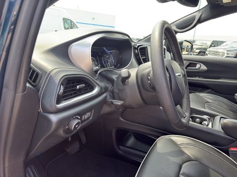Used 2024 Chrysler Pacifica Limited w/ S Appearance Package FWD image 15
