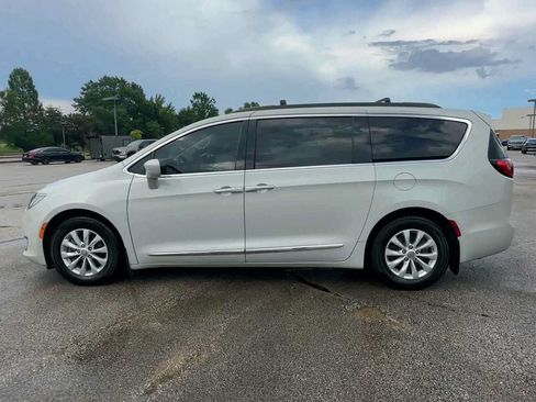 Used 2017 Chrysler Pacifica Touring-L FWD image 5