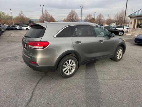 Used 2017 Kia Sorento LX w/ LX Convenience Package image 5