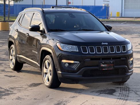 Used 2018 Jeep Compass Latitude w/ Popular Equipment Group FWD image 3