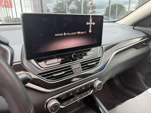 Used 2024 Nissan Altima 2.5 SR w/ SR Premium Package FWD image 3