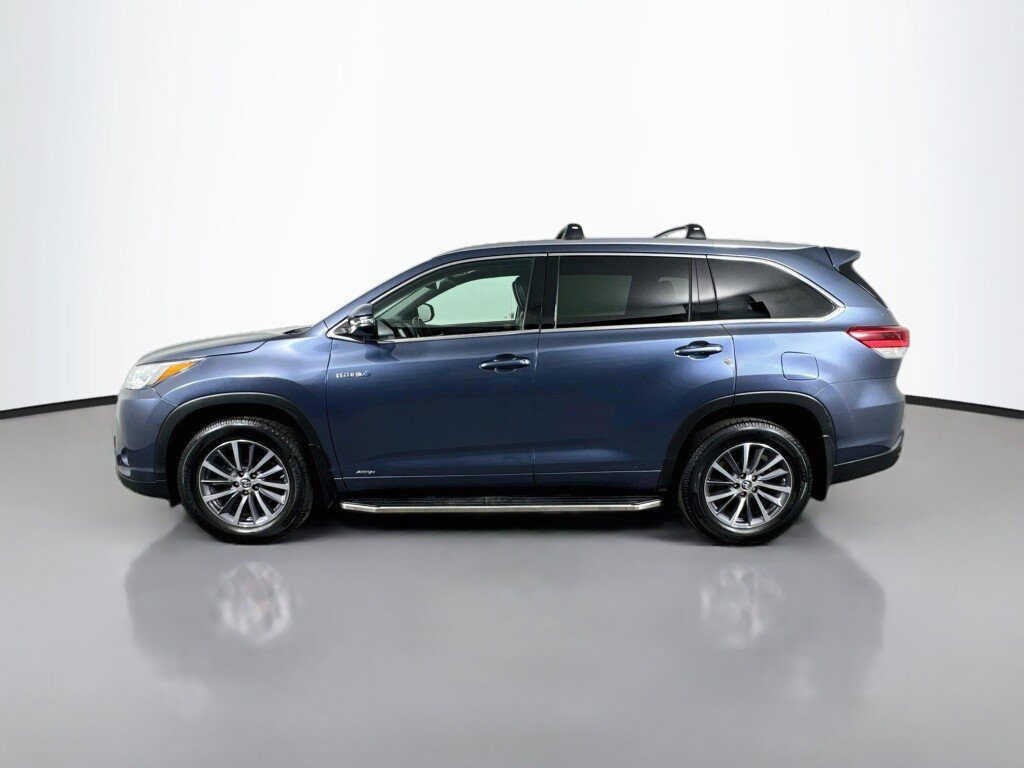 Used 2017 Toyota Highlander XLE AWD/4WD image 2