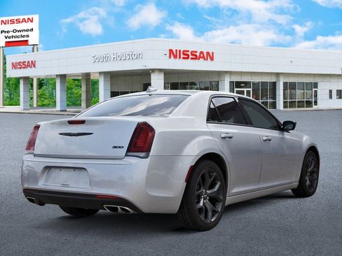 Used 2023 Chrysler 300 Touring w/ Sport Appearance Package RWD image 4