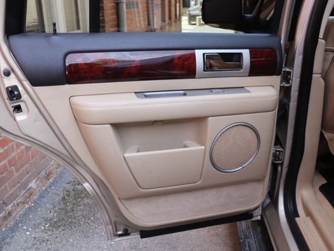 Used 2006 Lincoln Navigator Luxury RWD image 39