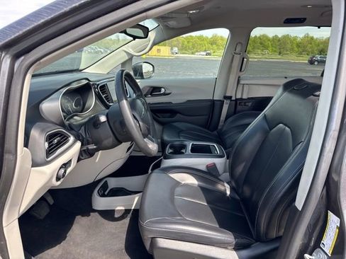 Used 2023 Chrysler Pacifica Touring-L FWD image 6