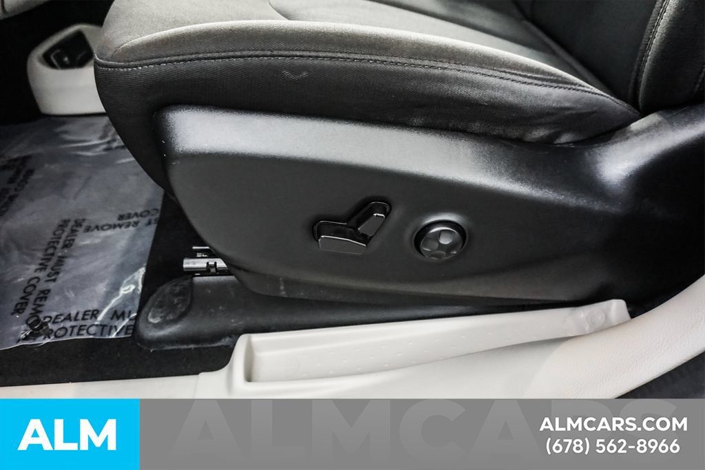 Used 2023 Chrysler Voyager LX FWD image 42