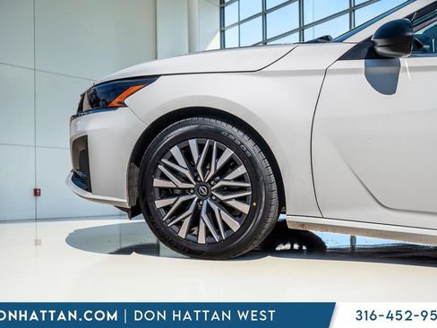 Used 2025 Nissan Altima 2.5 SV FWD image 32