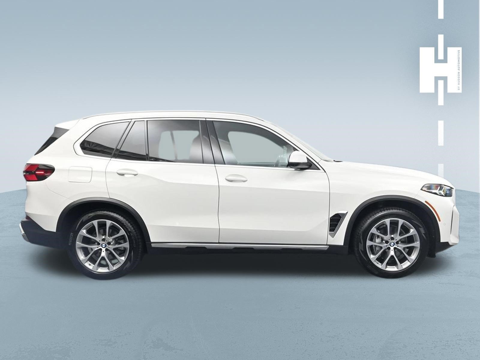 Used 2024 BMW X5 xDrive40i w/ Parking Assistance Package AWD/4WD image 3