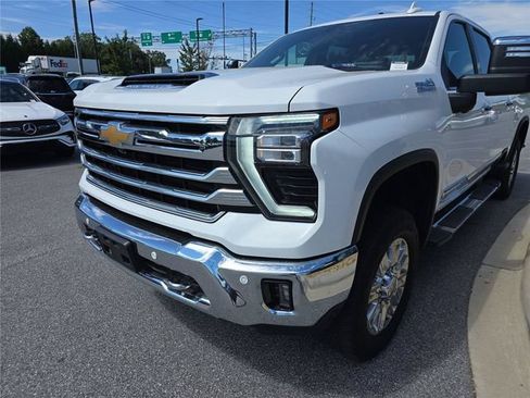 Used 2024 Chevrolet Silverado 2500 High Country w/ Technology Package AWD/4WD image 9
