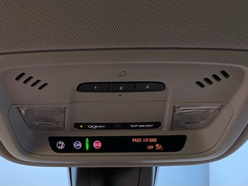 Used 2020 Chevrolet Traverse LT image 30