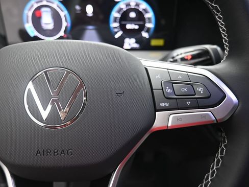 Used 2025 Volkswagen Tiguan SE FWD image 14