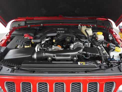 Used 2018 Jeep Wrangler Unlimited Sahara w/ Dual Top Group AWD/4WD image 30