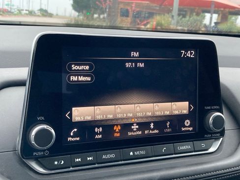 Used 2025 Nissan Rogue SV FWD image 17