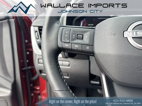 Used 2025 Nissan Rogue SL AWD/4WD image 29