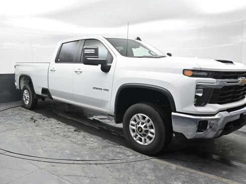 Used 2024 Chevrolet Silverado 2500 LT w/ Convenience Package image 4