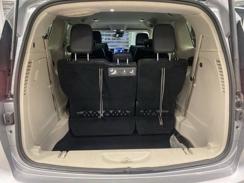 Used 2021 Chrysler Pacifica Touring-L image 9