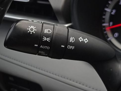 Used 2021 Toyota Highlander LE AWD/4WD image 30