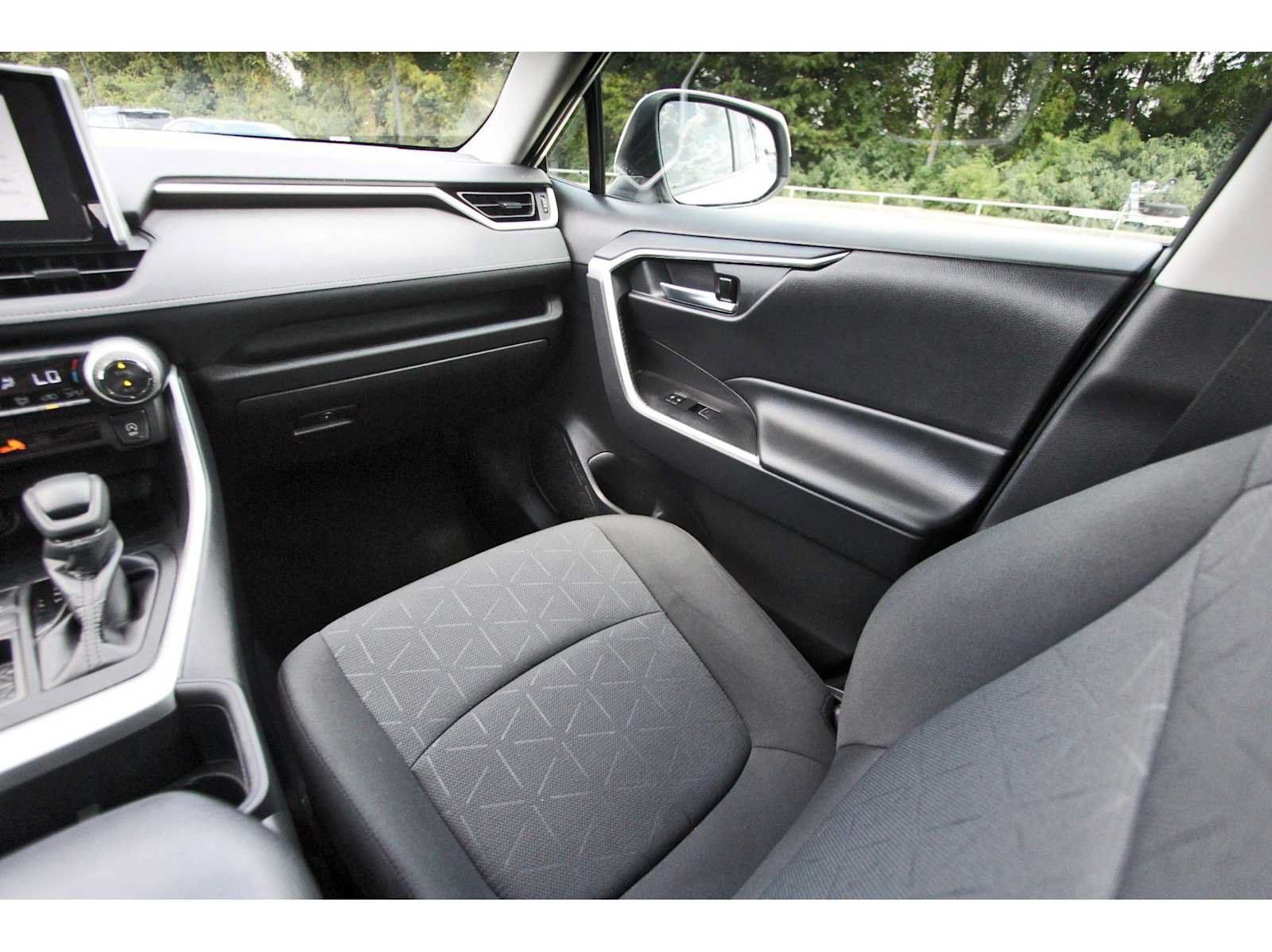 Used 2024 Toyota RAV4 XLE w/ Convenience Package FWD image 8