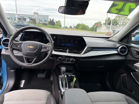 Used 2025 Chevrolet Trax LT FWD image 14