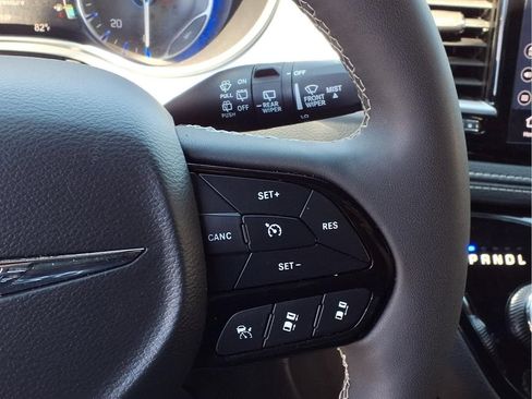 Used 2025 Chrysler Pacifica Limited FWD image 10
