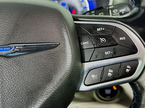 Used 2021 Chrysler Pacifica Touring-L image 14