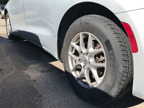 Used 2024 Chrysler Pacifica Touring-L image 12