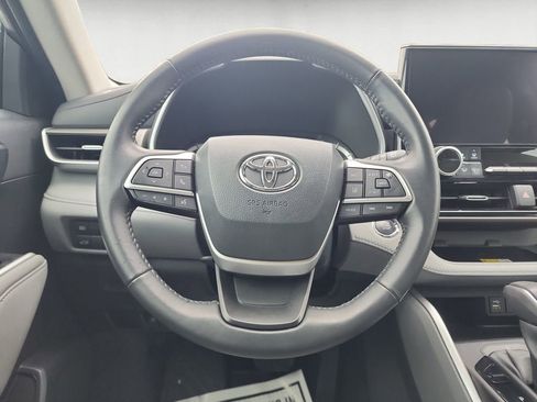 Used 2023 Toyota Highlander XLE AWD/4WD image 12