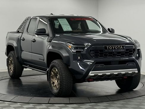 Used 2025 Toyota Tacoma Trailhunter image 5