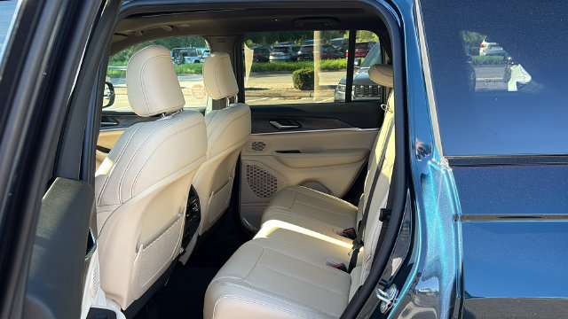 New 2027 Jeep Grand Cherokee Limited AWD/4WD image 24