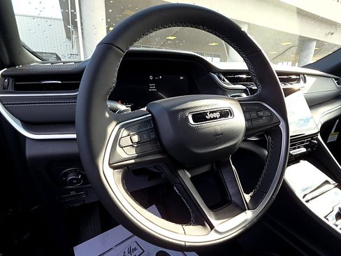 New 2025 Jeep Grand Cherokee Limited image 9