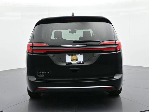 Used 2024 Chrysler Pacifica Touring-L FWD image 7