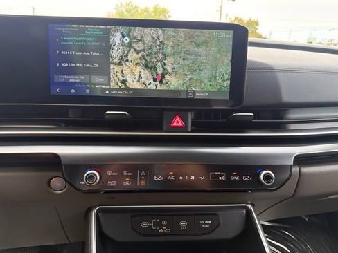 Used 2025 Kia Carnival FWD image 22