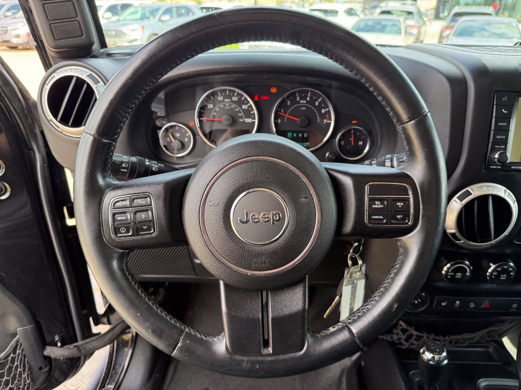 Used 2015 Jeep Wrangler Unlimited Rubicon w/ Connectivity Group AWD/4WD image 15