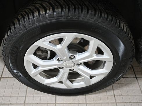 Used 2024 Jeep Compass Latitude image 17