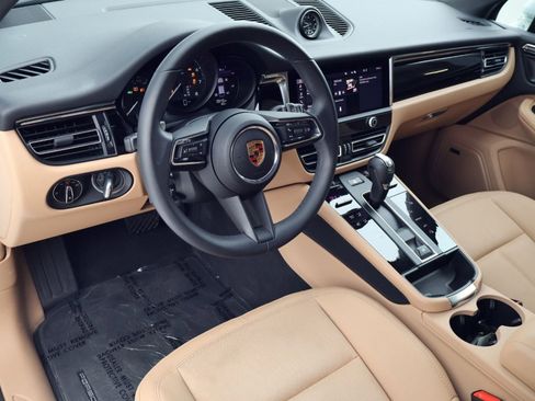 Certified 2025 Porsche Macan image 4