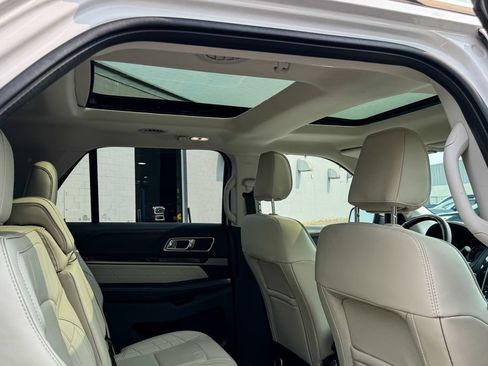 Used 2018 Ford Explorer Platinum AWD/4WD image 18