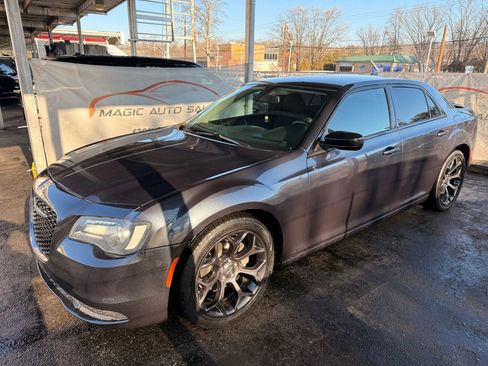 Used 2019 Chrysler 300 Touring w/ Sport Appearance Package image 8