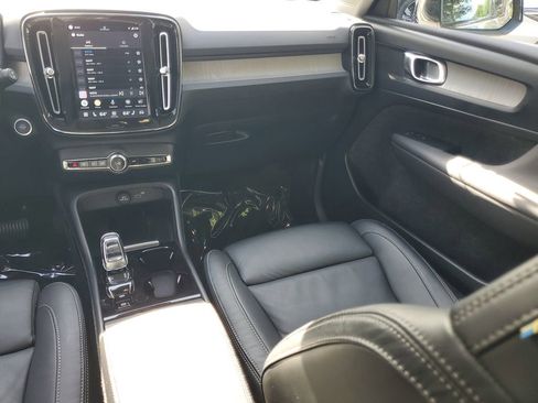 Certified 2023 Volvo XC40 B4 Plus w/ Protection Package FWD image 15