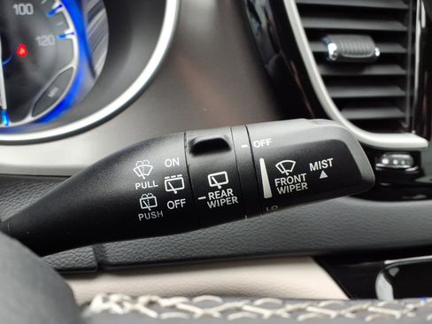 Used 2023 Chrysler Pacifica Touring-L image 28