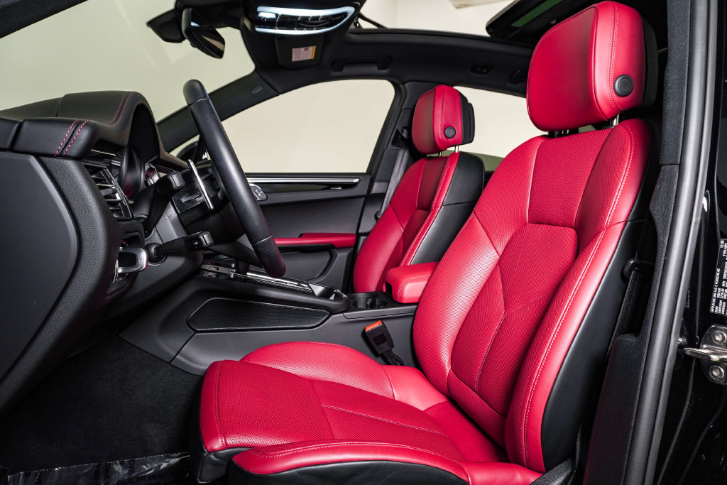 Certified 2026 Porsche Macan AWD/4WD image 5