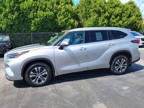 Used 2022 Toyota Highlander XLE AWD/4WD image 8