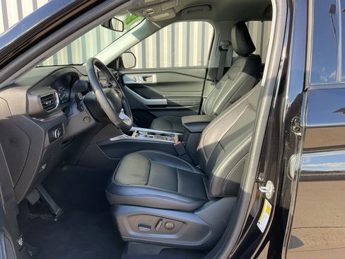 Used 2023 Ford Explorer Limited w/ Equipment Group 301A image 9