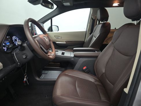Used 2024 Toyota Sienna Platinum image 7